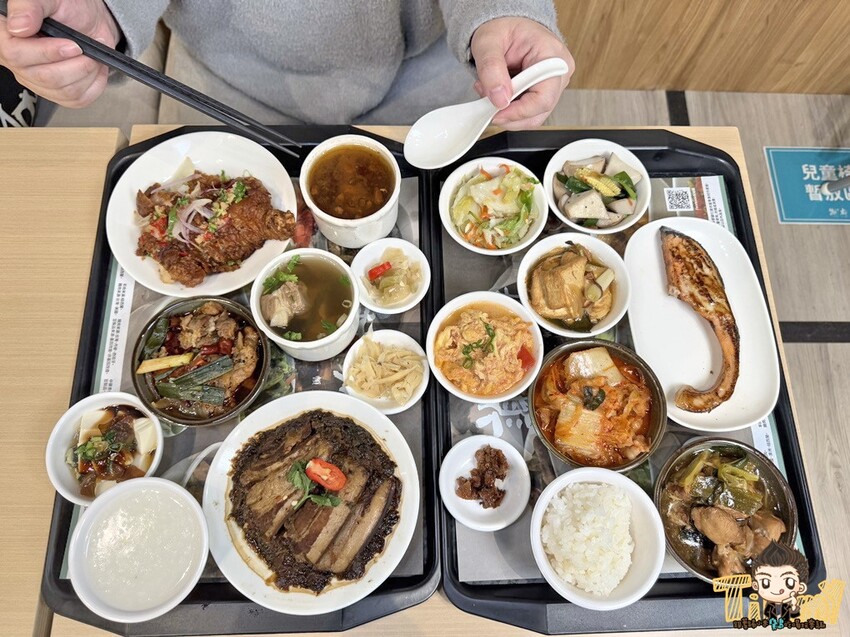 新竹縣竹北市新竹縣竹北謝府小碗菜。 全台首家可以吃到有溫度的小碗菜！ 內用只要29元起。就有白飯、粥、楊枝甘露和3種小菜免費吃到飽！ (菜單營業時間地址電話) - 跟著踢小米吃喝玩樂趣