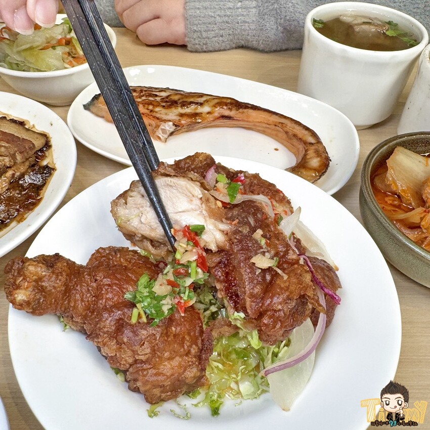 新竹縣竹北市新竹縣竹北謝府小碗菜。 全台首家可以吃到有溫度的小碗菜！ 內用只要29元起。就有白飯、粥、楊枝甘露和3種小菜免費吃到飽！ (菜單營業時間地址電話) - 跟著踢小米吃喝玩樂趣