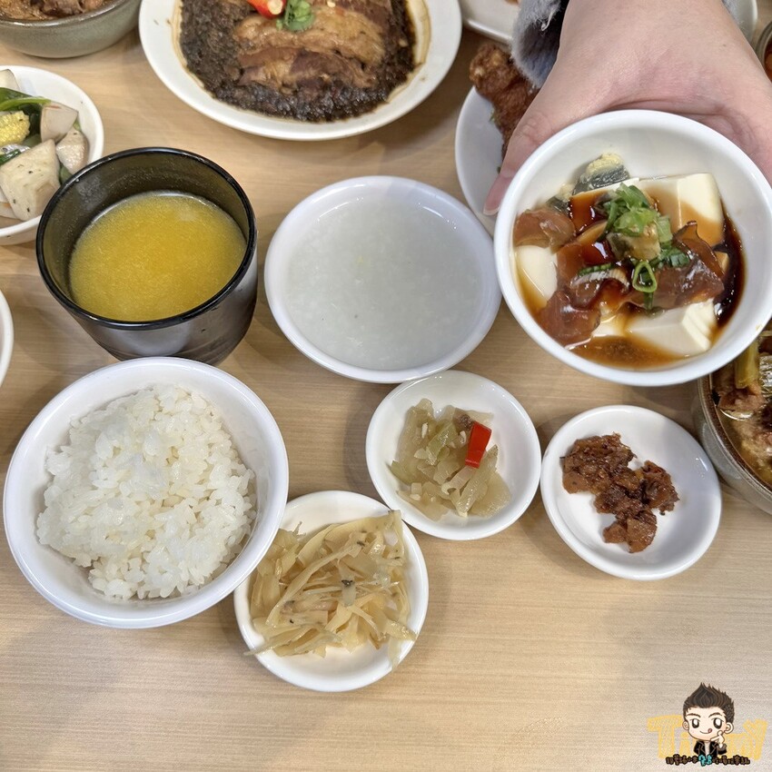 新竹縣竹北市新竹縣竹北謝府小碗菜。 全台首家可以吃到有溫度的小碗菜！ 內用只要29元起。就有白飯、粥、楊枝甘露和3種小菜免費吃到飽！ (菜單營業時間地址電話) - 跟著踢小米吃喝玩樂趣