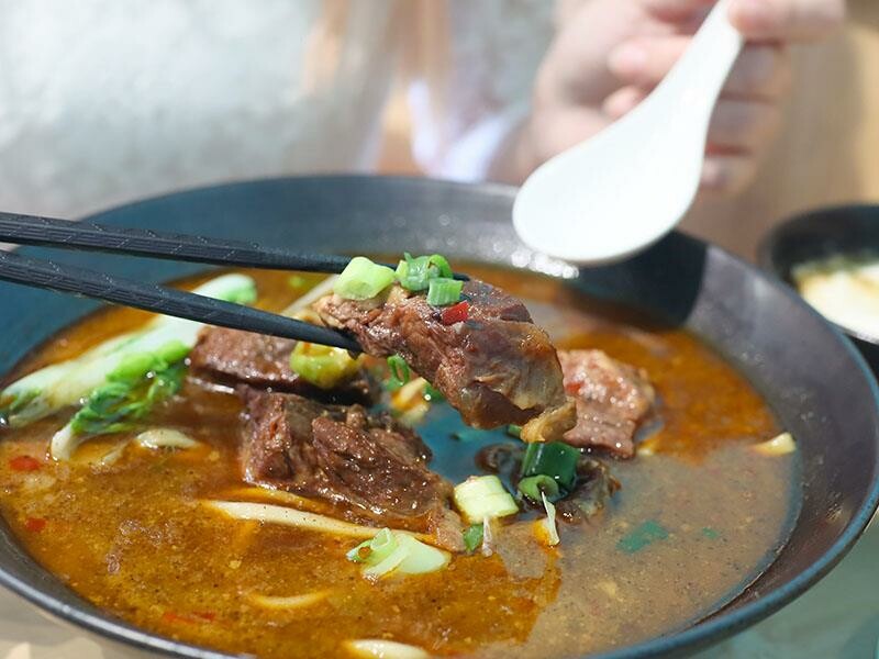 新竹竹北美食推薦！謝府小碗菜招牌滷豬腳必點，白飯、豆花免費續超划算。