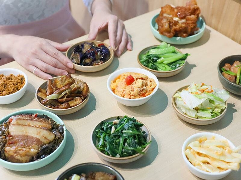 新竹竹北美食推薦！謝府小碗菜招牌滷豬腳必點，白飯、豆花免費續超划算。