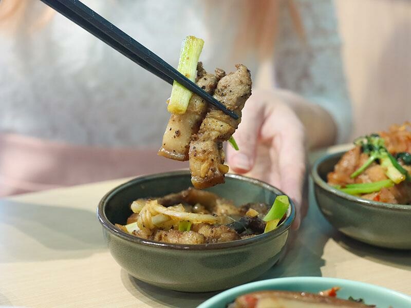 新竹竹北美食推薦！謝府小碗菜招牌滷豬腳必點，白飯、豆花免費續超划算。