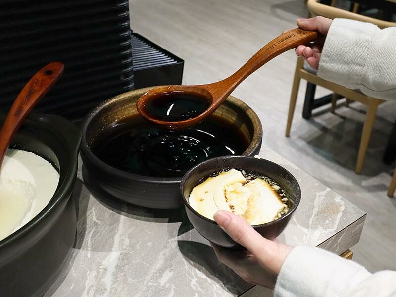 新竹竹北美食推薦！謝府小碗菜招牌滷豬腳必點，白飯、豆花免費續超划算。