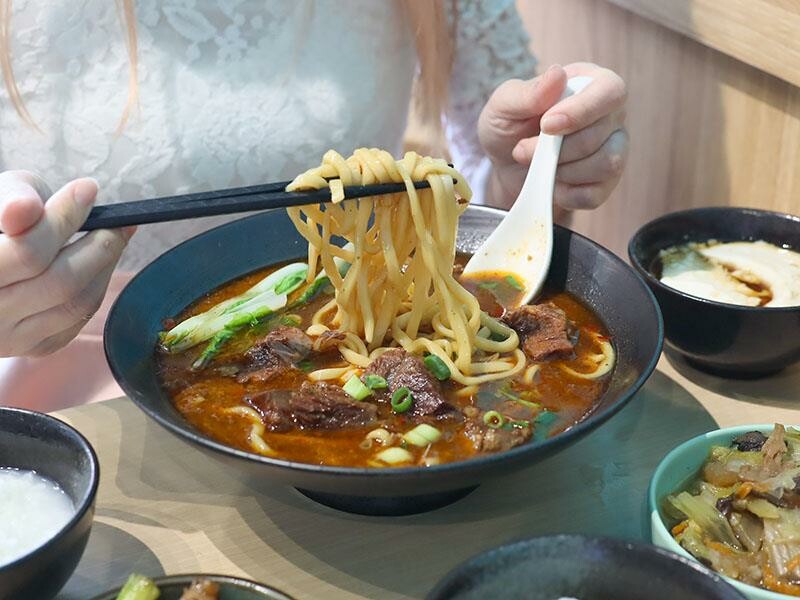 新竹竹北美食推薦！謝府小碗菜招牌滷豬腳必點，白飯、豆花免費續超划算。