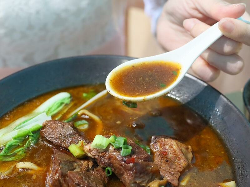 新竹竹北美食推薦！謝府小碗菜招牌滷豬腳必點，白飯、豆花免費續超划算。