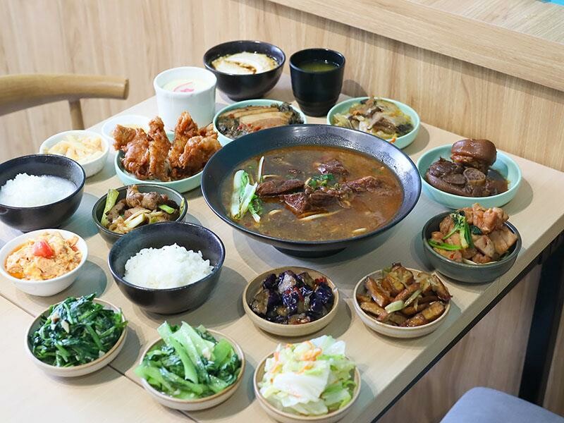 新竹竹北美食推薦！謝府小碗菜招牌滷豬腳必點，白飯、豆花免費續超划算。