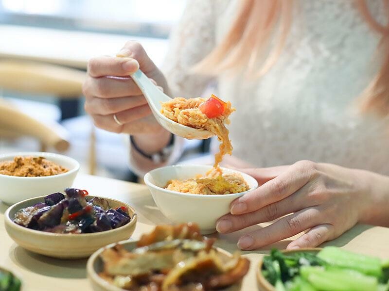 新竹竹北美食推薦！謝府小碗菜招牌滷豬腳必點，白飯、豆花免費續超划算。