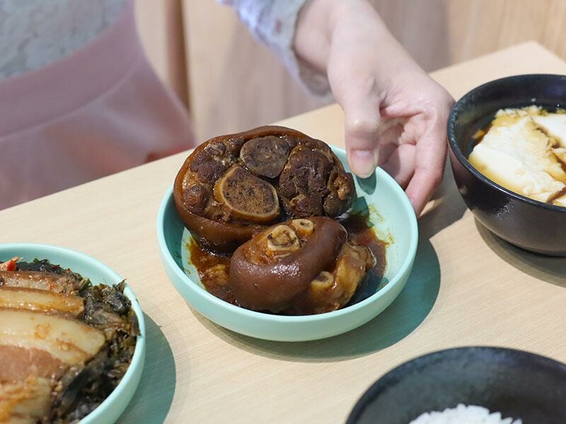 新竹竹北美食推薦！謝府小碗菜招牌滷豬腳必點，白飯、豆花免費續超划算。
