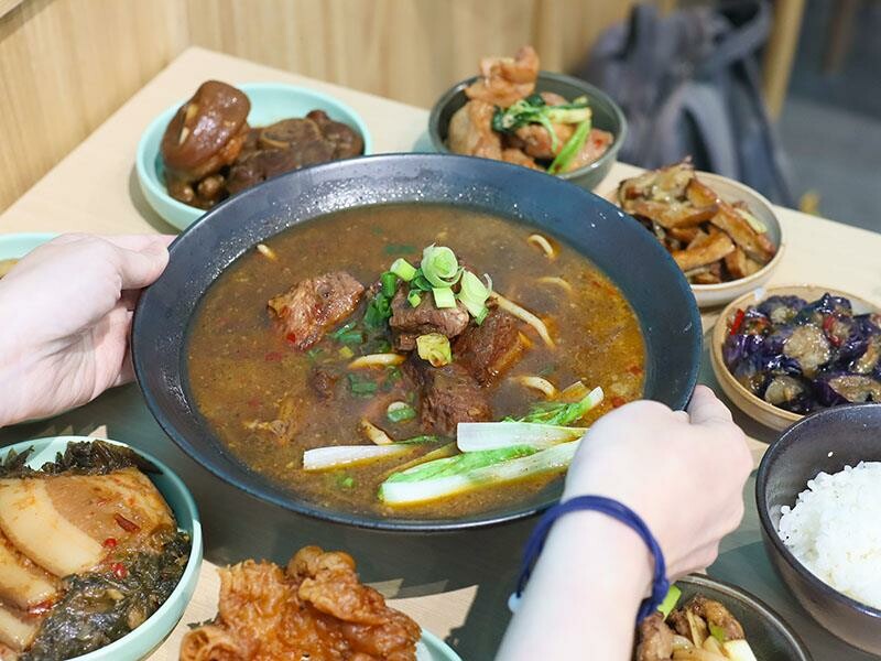 新竹竹北美食推薦！謝府小碗菜招牌滷豬腳必點，白飯、豆花免費續超划算。