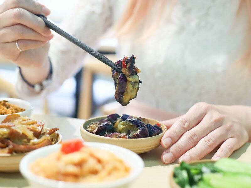 新竹竹北美食推薦！謝府小碗菜招牌滷豬腳必點，白飯、豆花免費續超划算。