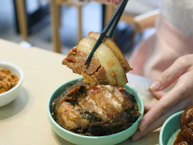 新竹竹北美食推薦！謝府小碗菜招牌滷豬腳必點，白飯、豆花免費續超划算。