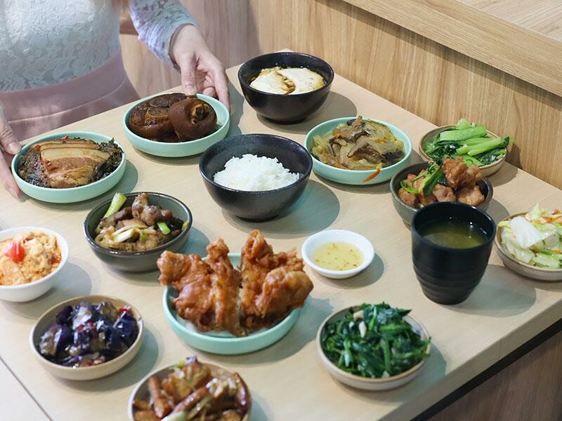 新竹竹北美食推薦！謝府小碗菜招牌滷豬腳必點，白飯、豆花免費續超划算。