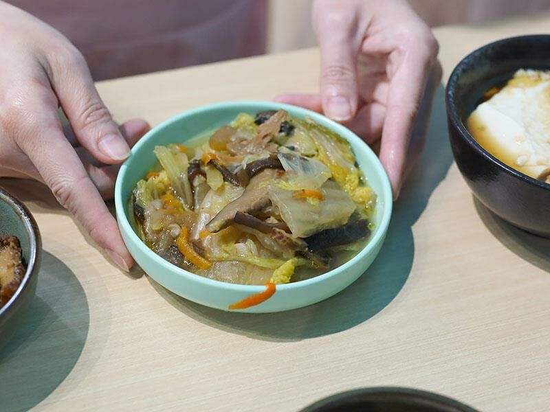 新竹竹北美食推薦！謝府小碗菜招牌滷豬腳必點，白飯、豆花免費續超划算。