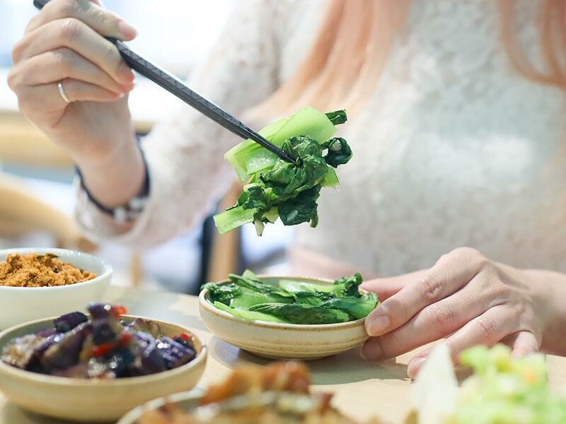 新竹竹北美食推薦！謝府小碗菜招牌滷豬腳必點，白飯、豆花免費續超划算。