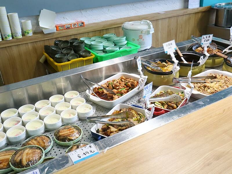 新竹竹北美食推薦！謝府小碗菜招牌滷豬腳必點，白飯、豆花免費續超划算。