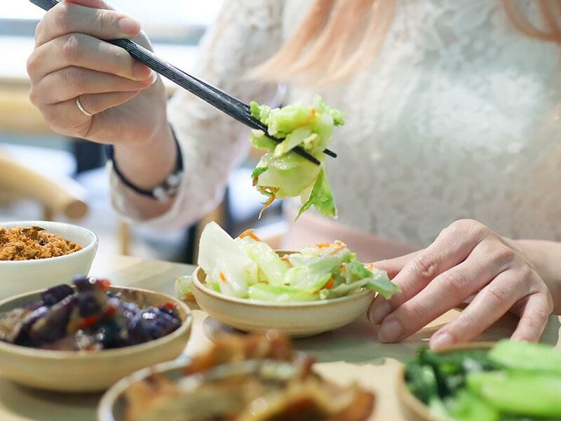 新竹竹北美食推薦！謝府小碗菜招牌滷豬腳必點，白飯、豆花免費續超划算。