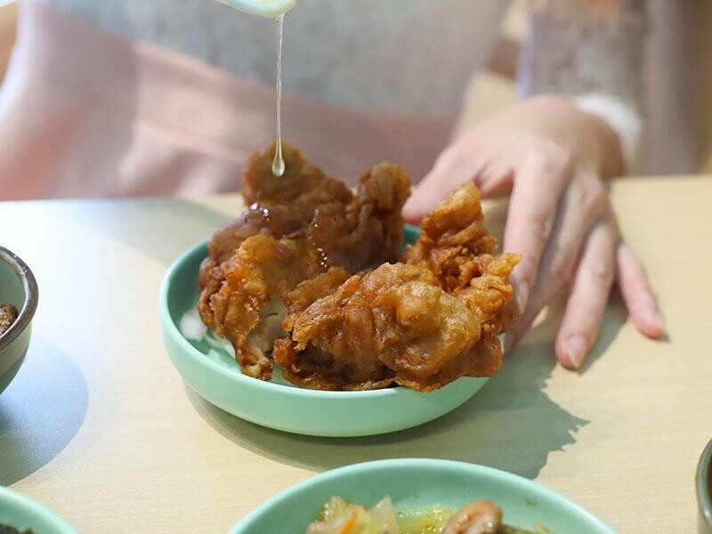 新竹竹北美食推薦！謝府小碗菜招牌滷豬腳必點，白飯、豆花免費續超划算。