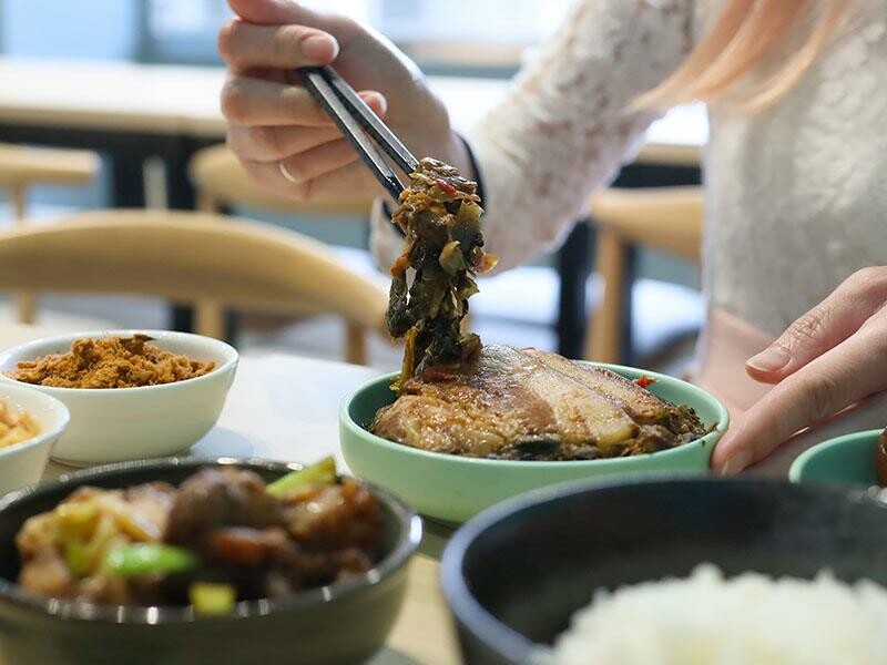 新竹竹北美食推薦！謝府小碗菜招牌滷豬腳必點，白飯、豆花免費續超划算。