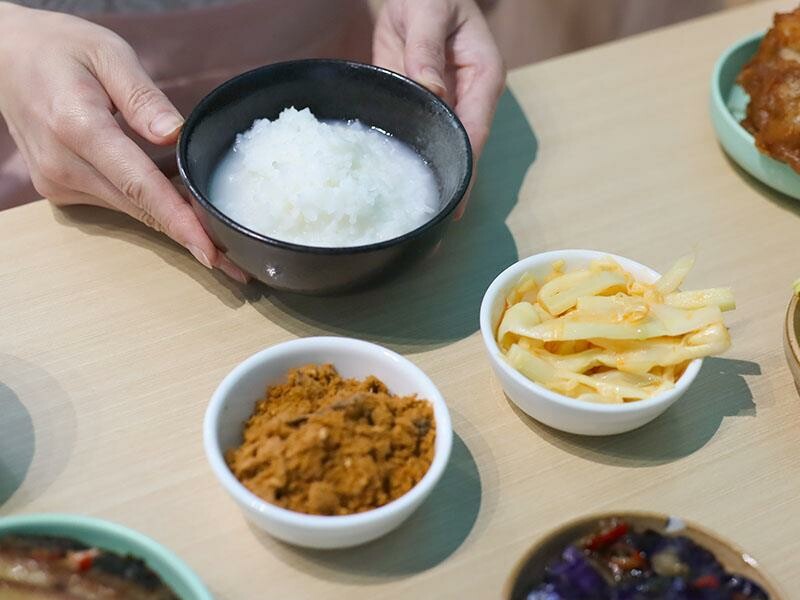 新竹竹北美食推薦！謝府小碗菜招牌滷豬腳必點，白飯、豆花免費續超划算。