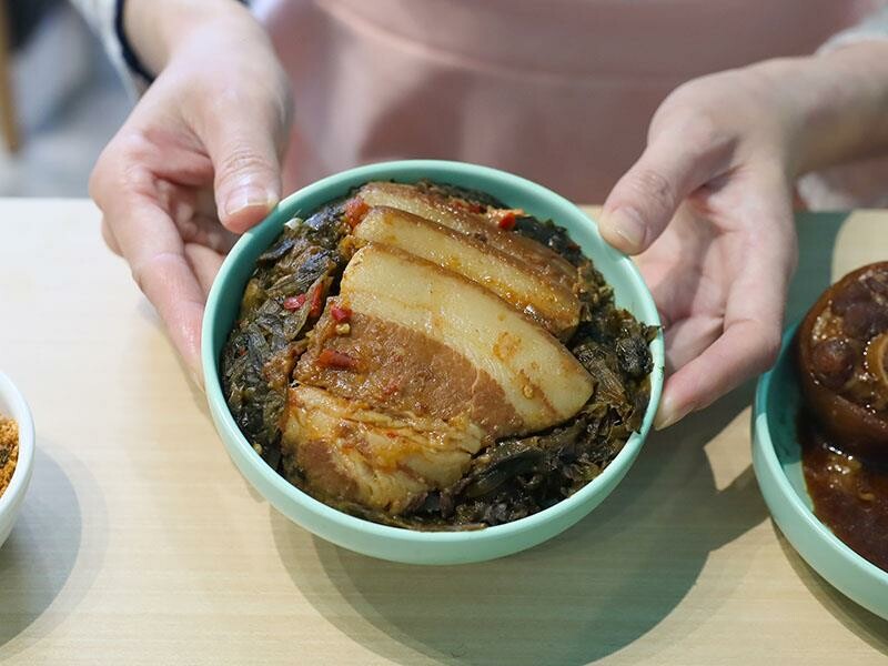 新竹竹北美食推薦！謝府小碗菜招牌滷豬腳必點，白飯、豆花免費續超划算。