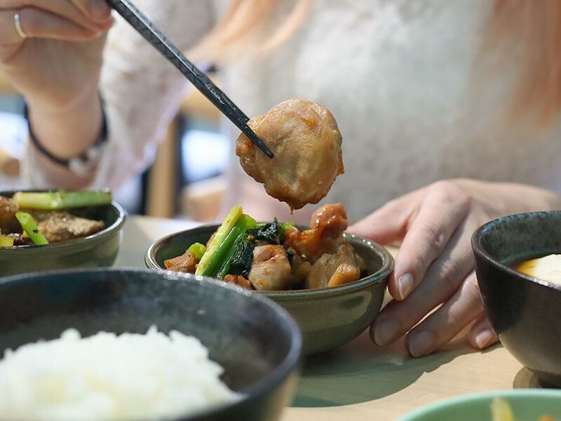 新竹竹北美食推薦！謝府小碗菜招牌滷豬腳必點，白飯、豆花免費續超划算。