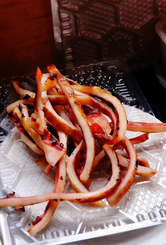 【迪化街美食】全台灣最好吃的魷魚-魷布院,年節暢銷零食、放假 【迪化街美食】全台灣最好吃的魷魚-魷布院,年節暢銷零食、放假