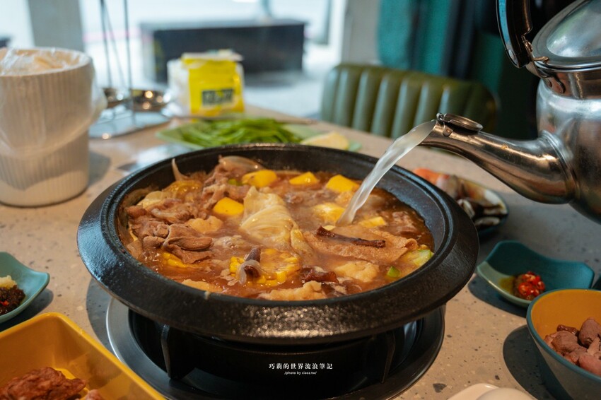 🔥新開幕石頭火鍋蔬菜大骨雞骨熬煮8小時，客製化湯頭這樣點，爆炒層次豐富更升級！