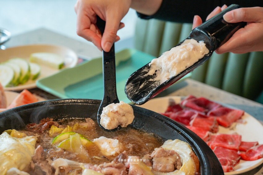 🔥新開幕石頭火鍋蔬菜大骨雞骨熬煮8小時，客製化湯頭這樣點，爆炒層次豐富更升級！