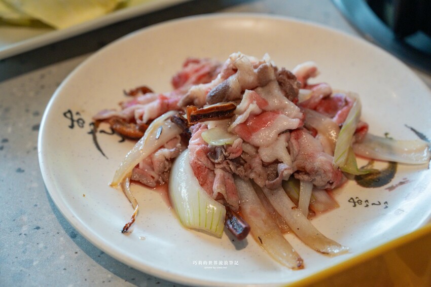 🔥新開幕石頭火鍋蔬菜大骨雞骨熬煮8小時，客製化湯頭這樣點，爆炒層次豐富更升級！