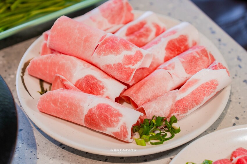 🔥新開幕石頭火鍋蔬菜大骨雞骨熬煮8小時，客製化湯頭這樣點，爆炒層次豐富更升級！