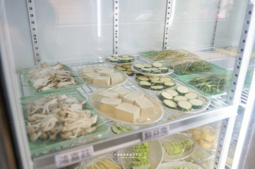 🔥新開幕石頭火鍋蔬菜大骨雞骨熬煮8小時，客製化湯頭這樣點，爆炒層次豐富更升級！