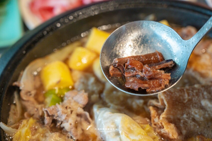 🔥新開幕石頭火鍋蔬菜大骨雞骨熬煮8小時，客製化湯頭這樣點，爆炒層次豐富更升級！