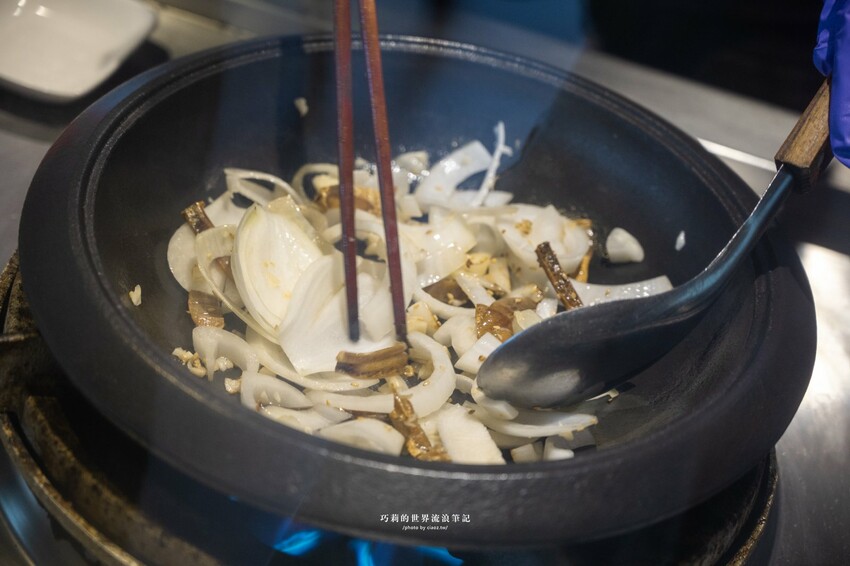 🔥新開幕石頭火鍋蔬菜大骨雞骨熬煮8小時，客製化湯頭這樣點，爆炒層次豐富更升級！