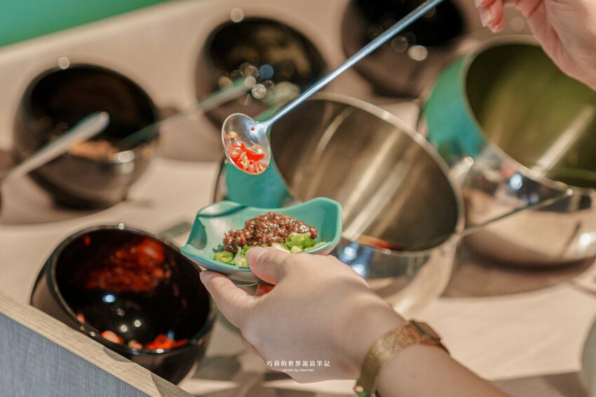 🔥新開幕石頭火鍋蔬菜大骨雞骨熬煮8小時，客製化湯頭這樣點，爆炒層次豐富更升級！