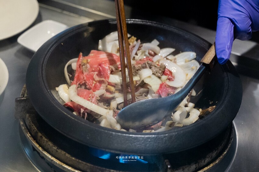 🔥新開幕石頭火鍋蔬菜大骨雞骨熬煮8小時，客製化湯頭這樣點，爆炒層次豐富更升級！