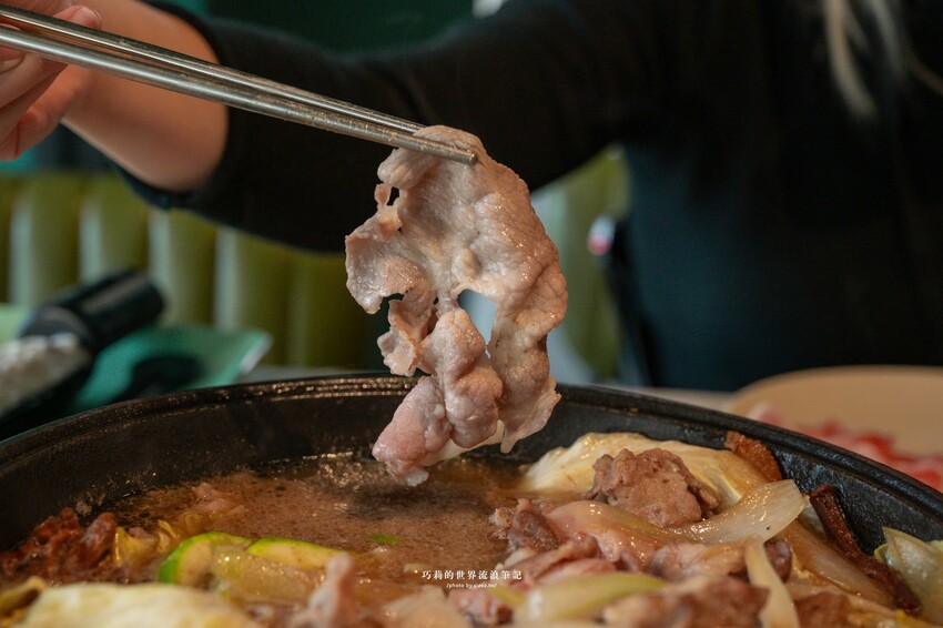 🔥新開幕石頭火鍋蔬菜大骨雞骨熬煮8小時，客製化湯頭這樣點，爆炒層次豐富更升級！