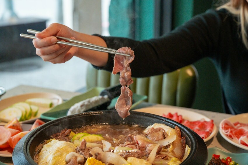 🔥新開幕石頭火鍋蔬菜大骨雞骨熬煮8小時，客製化湯頭這樣點，爆炒層次豐富更升級！