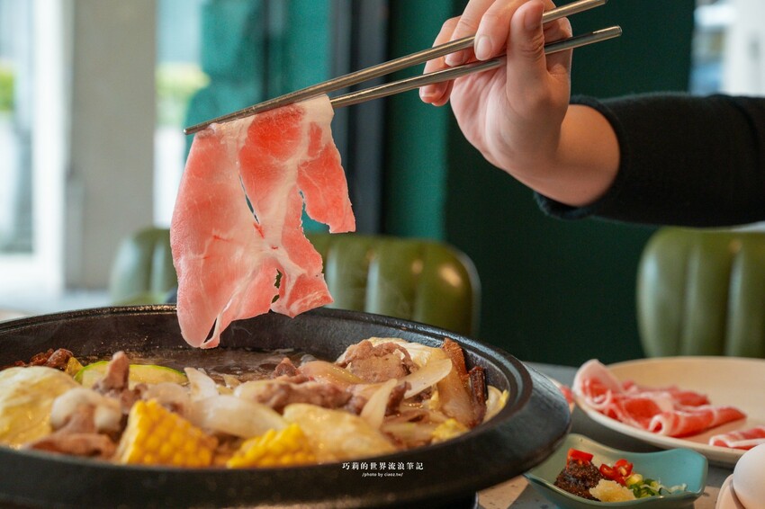 🔥新開幕石頭火鍋蔬菜大骨雞骨熬煮8小時，客製化湯頭這樣點，爆炒層次豐富更升級！