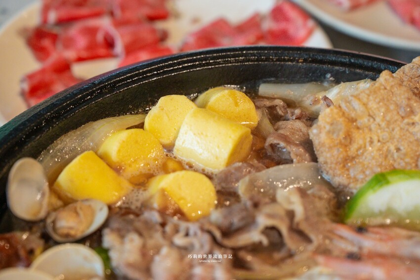 🔥新開幕石頭火鍋蔬菜大骨雞骨熬煮8小時，客製化湯頭這樣點，爆炒層次豐富更升級！