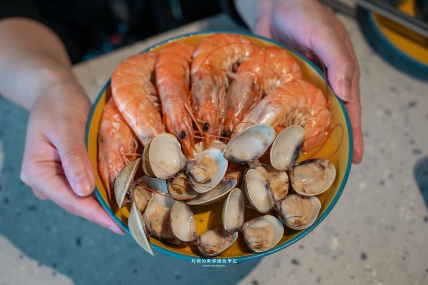 🔥新開幕石頭火鍋蔬菜大骨雞骨熬煮8小時，客製化湯頭這樣點，爆炒層次豐富更升級！