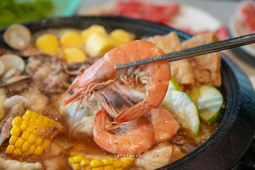 🔥新開幕石頭火鍋蔬菜大骨雞骨熬煮8小時，客製化湯頭這樣點，爆炒層次豐富更升級！