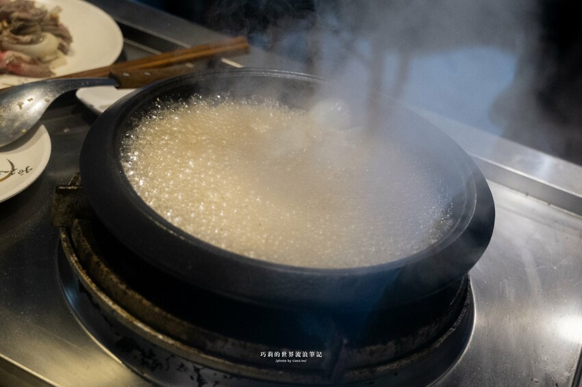 🔥新開幕石頭火鍋蔬菜大骨雞骨熬煮8小時，客製化湯頭這樣點，爆炒層次豐富更升級！