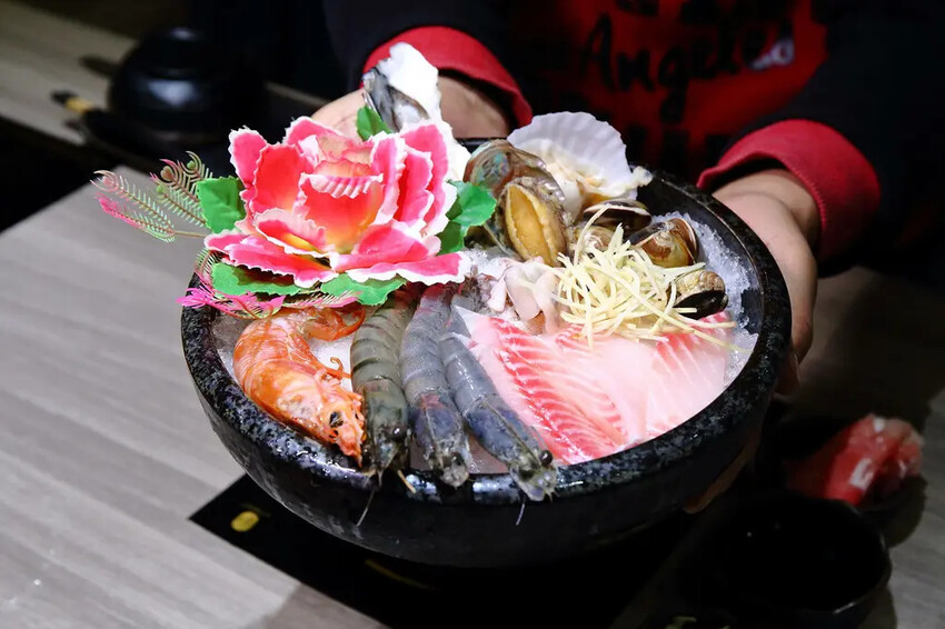 火車讚石頭火鍋，蘆洲超人氣石頭火鍋推薦！只要$389起整櫃蔬