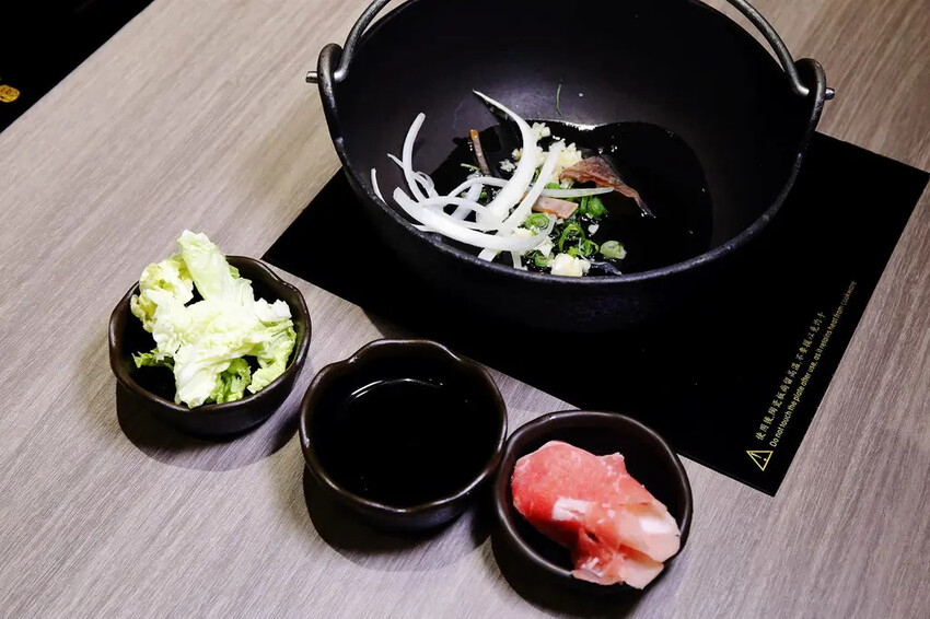 火車讚石頭火鍋，蘆洲超人氣石頭火鍋推薦！只要$389起整櫃蔬