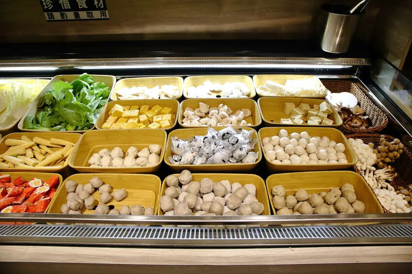 火車讚石頭火鍋，蘆洲超人氣石頭火鍋推薦！只要$389起整櫃蔬