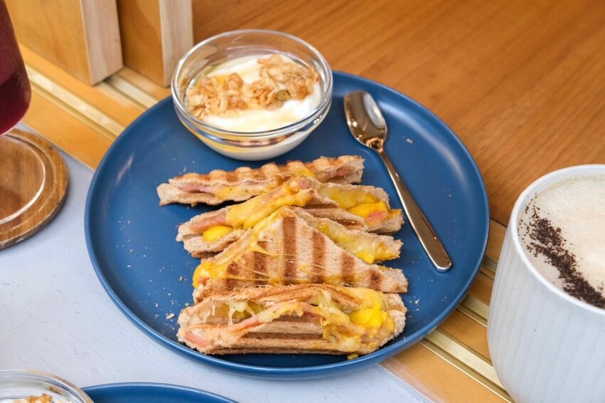 鹿稌咖啡 route café｜隱藏埔里巷弄中的老宅咖啡廳，超爆餡牽絲吐司吃了會上癮! - 肉依小姐吃什麼