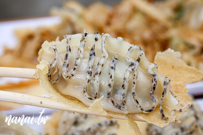 員林火車站附近人氣美食！必點松露煎餃、柴魚燒煎餃，整片冰花超酥脆，顆顆飽滿實在，千千燒煎餃