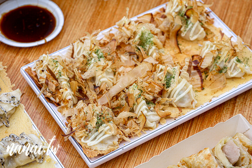 員林火車站附近人氣美食！必點松露煎餃、柴魚燒煎餃，整片冰花超酥脆，顆顆飽滿實在，千千燒煎餃