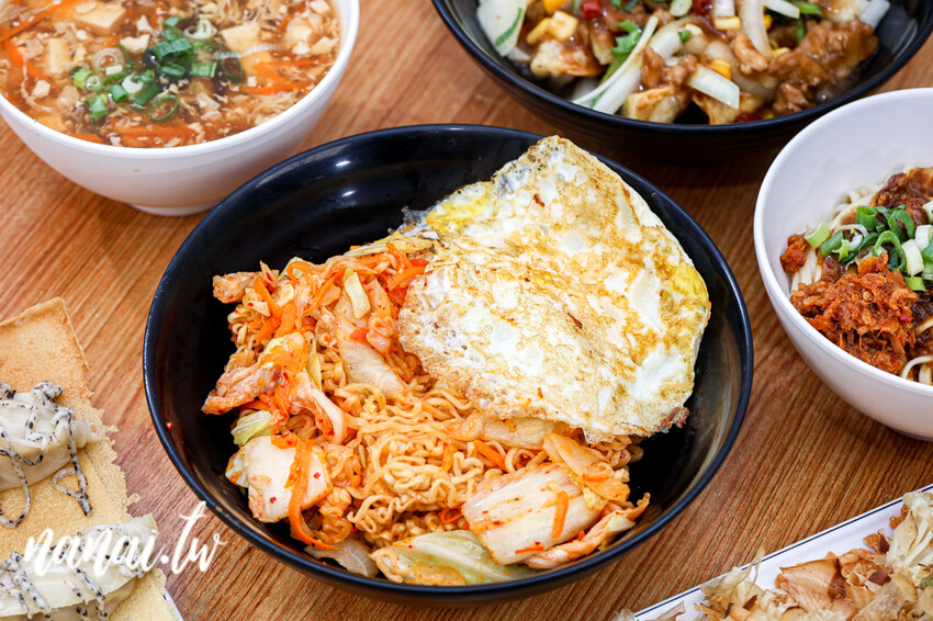 員林火車站附近人氣美食！必點松露煎餃、柴魚燒煎餃，整片冰花超酥脆，顆顆飽滿實在，千千燒煎餃