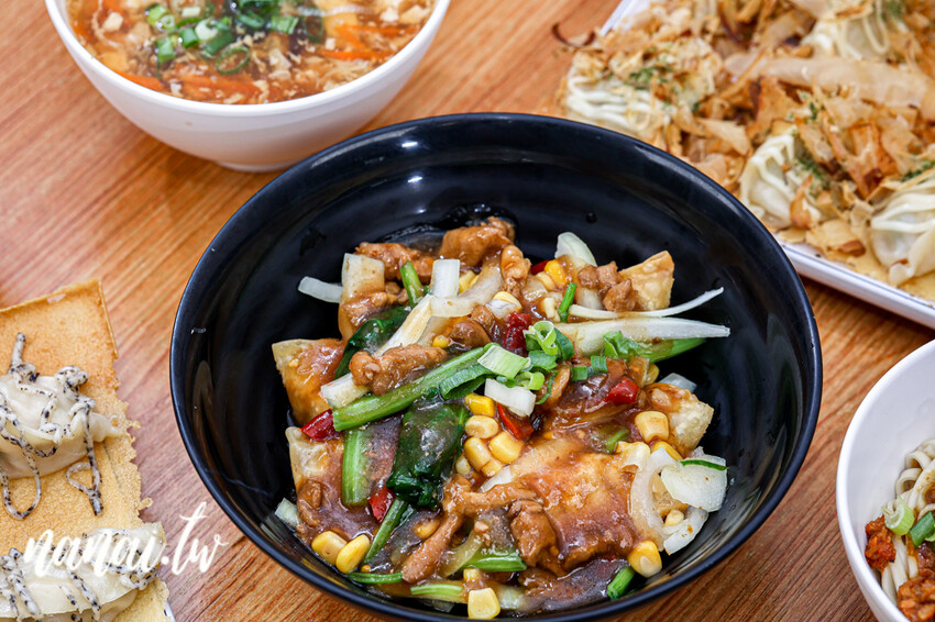 員林火車站附近人氣美食！必點松露煎餃、柴魚燒煎餃，整片冰花超酥脆，顆顆飽滿實在，千千燒煎餃